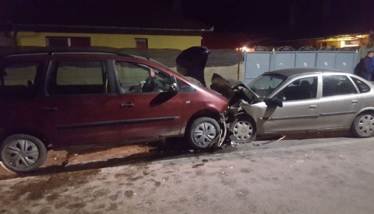 Două mașini s-au ciocnit frontal în Sibiu. Cine se afla la volan