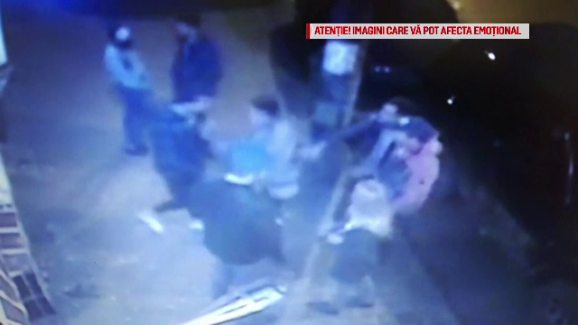 Tineri arestaţi la domiciliu după ce au snopit în bătaie un amic. Scenele filmate