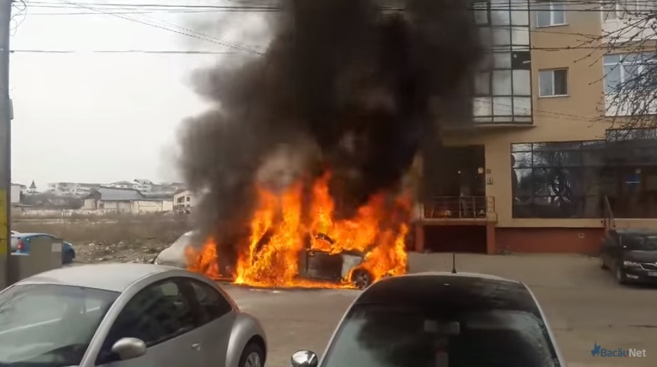 Trei maşini dintr-o parcare din Bacău au ars în urma unui scurtcircuit la unul dintre autoturisme. VIDEO