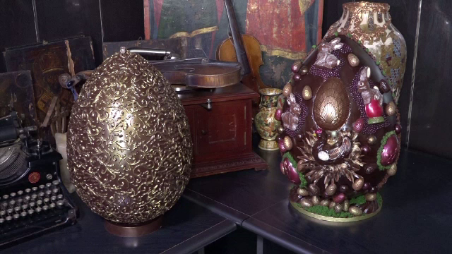 Cum se creează ouăle de ciocolată înalte de jumătate de metru