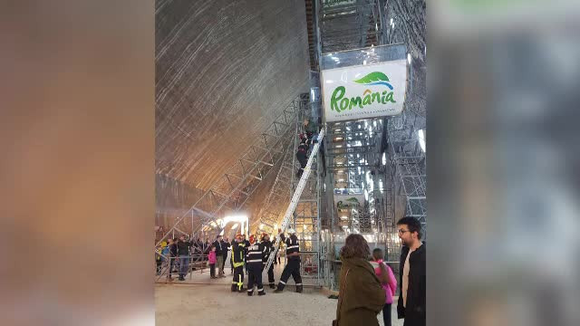 De ce au rămas blocaţi turiştii în roata din Salina Turda. Explicaţia conducerii