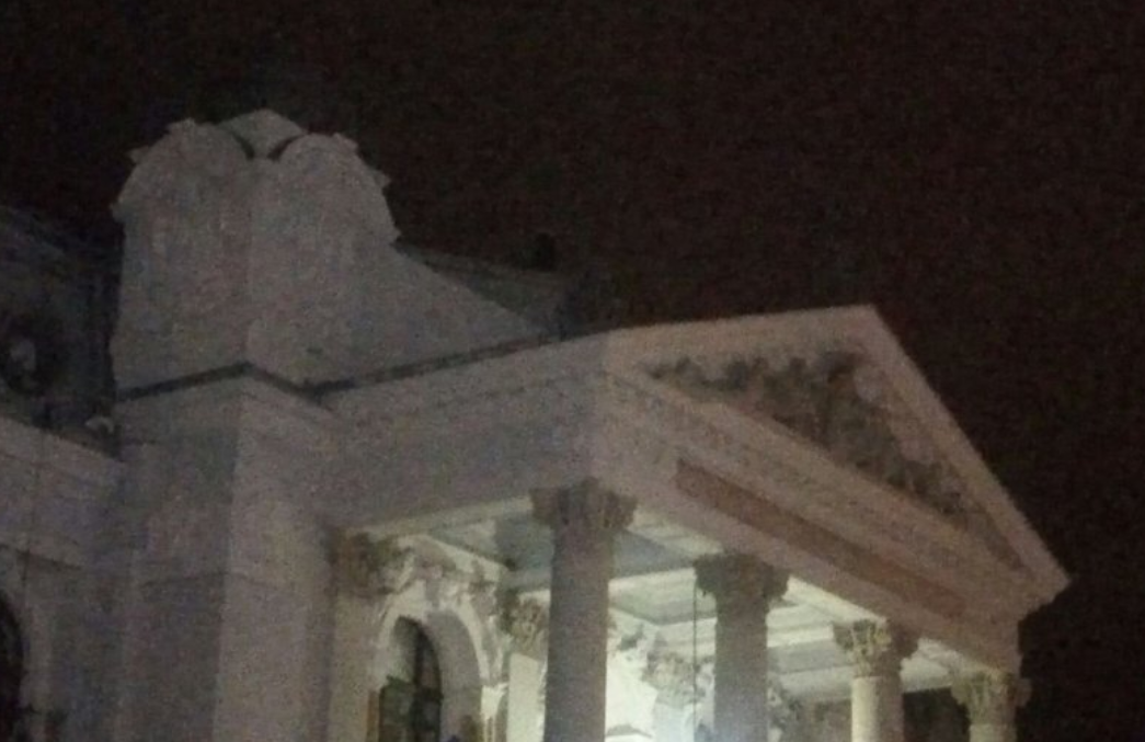 Intervenție de urgență la Iași: un bărbat s-a urcat pe clădirea Teatrului Național