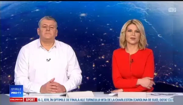 Doi polițiști într-o barcă gonflabilă, urmăriți de un rechin uriaș