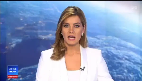 Trei maşini dintr-o parcare din Bacău au ars în urma unui scurtcircuit la unul dintre autoturisme. VIDEO