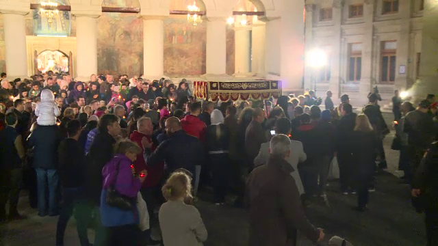 Slujbă impresionantă la Patriarhie, în Vinerea Mare. Preoţii au înconjurat biserica cu Sfântul Epitaf