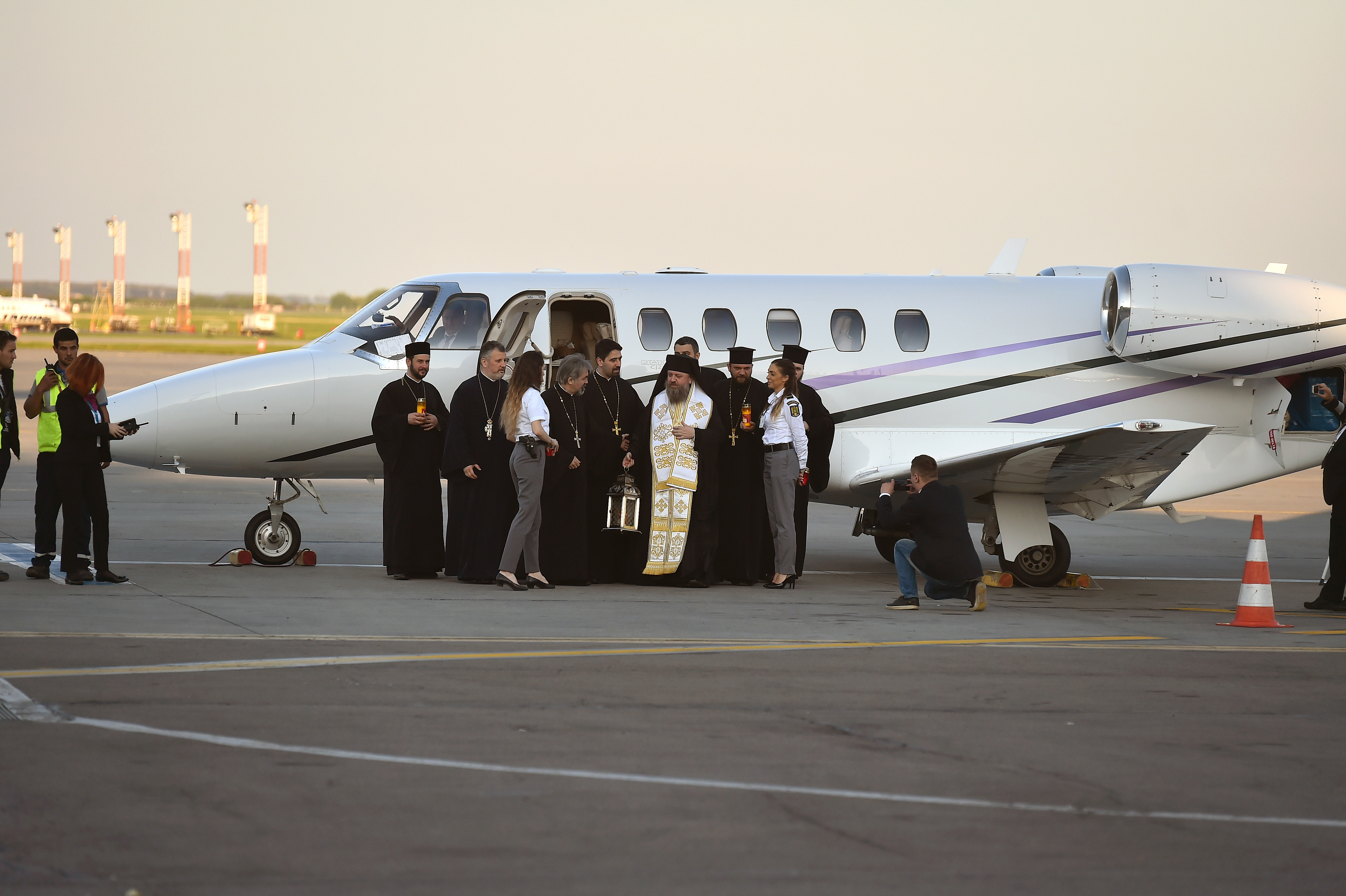 Teolog român: "Adusul luminii sfinte cu avionul, o inovaţie periculoasă"