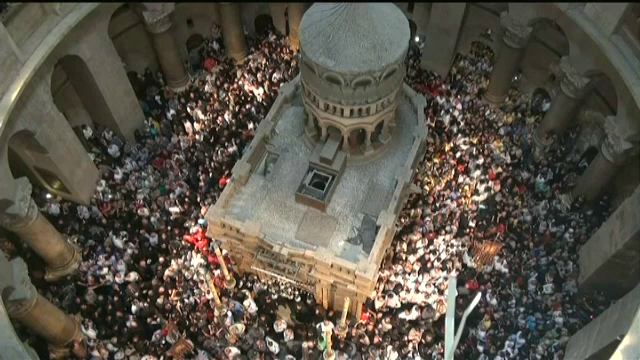 Lumina Sfântă de la Ierusalim, considerată un miracol al Ortodoxiei, ajunge în România