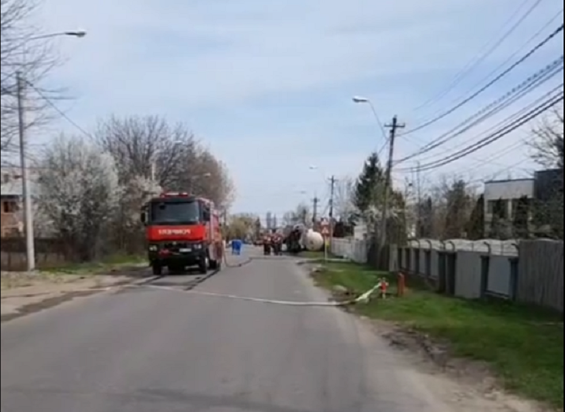 Cisternă cu GPL, răsturnată în Ploieşti. Zona a fost izolată de poliţie