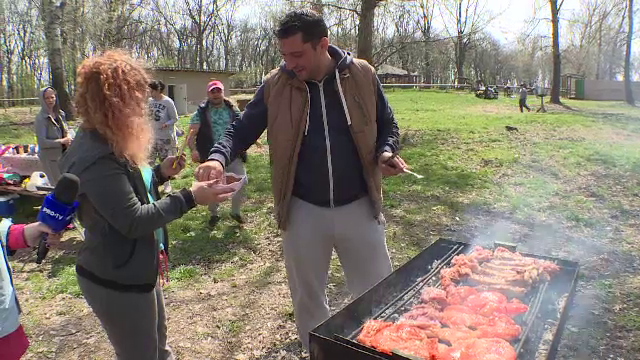 Românii au încins sâmbătă grătarele. Au pregătit la foc de lemn și borș de miel