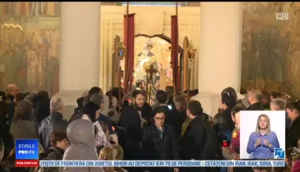 Slujbă impresionantă la Patriarhie, în Vinerea Mare. Preoţii au înconjurat biserica cu Sfântul Epitaf