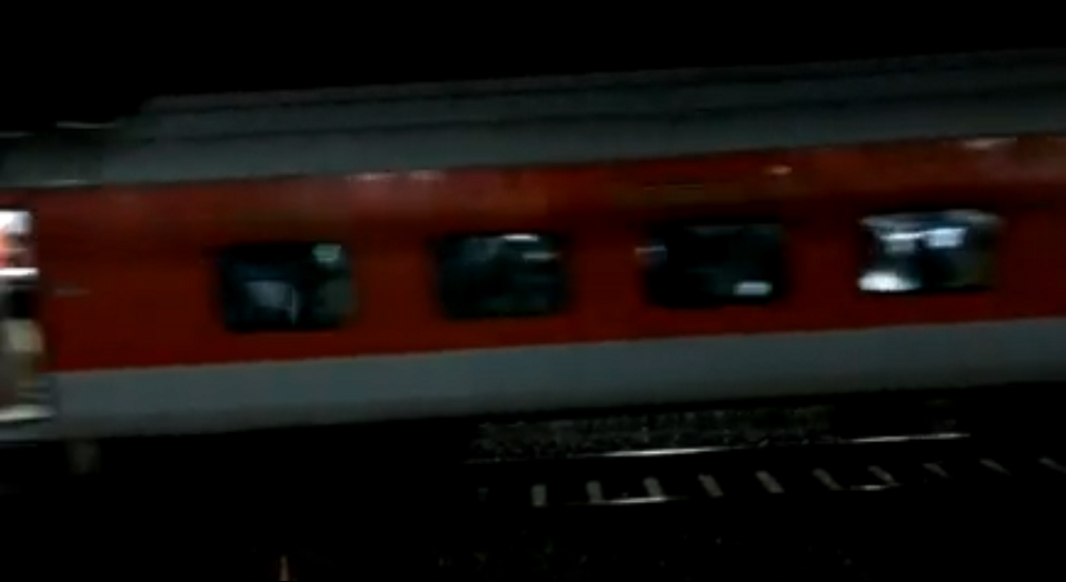 Vagoanele unui tren din India, cu 1000 de pasageri, s-au desprins şi au mers 12 km în sens invers