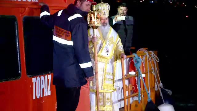 Slujbă de Înviere întârziată, la Constanţa, din cauză că Arhiepiscopul Teodosie a ţinut să vină cu barca