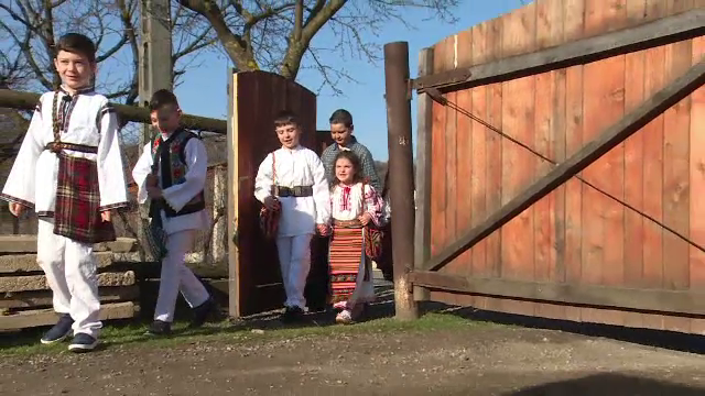 Copiii de pe Valea Bârgăului merg la colindat de ouă încondeiate, de Paște