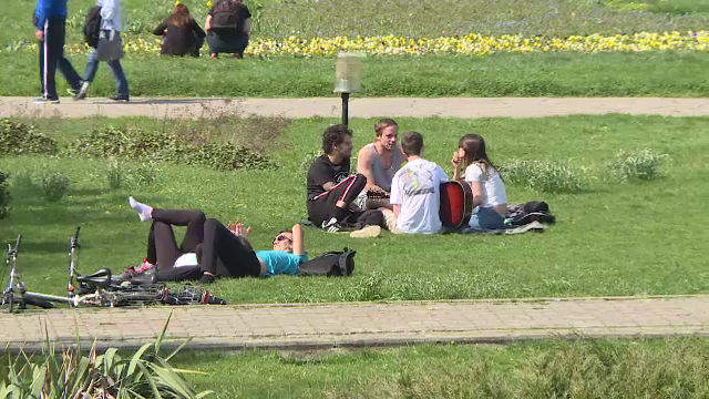 Bucureștenii au ieșit în parcuri, de Paște: „Îmi place să stau pe iarba verde, să mă relaxez”