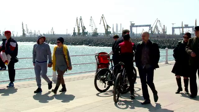 Oamenii au ieșit la plimbare pe faleza din Constanța, în prima zi de Paște