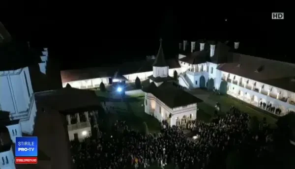 Slujbă de Înviere întârziată, la Constanţa, din cauză că Arhiepiscopul Teodosie a ţinut să vină cu barca