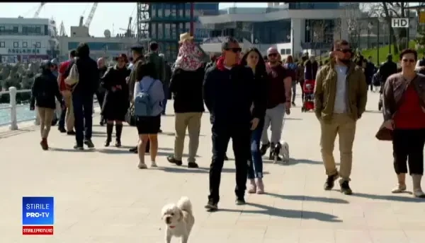 Oamenii au ieșit la plimbare pe faleza din Constanța, în prima zi de Paște