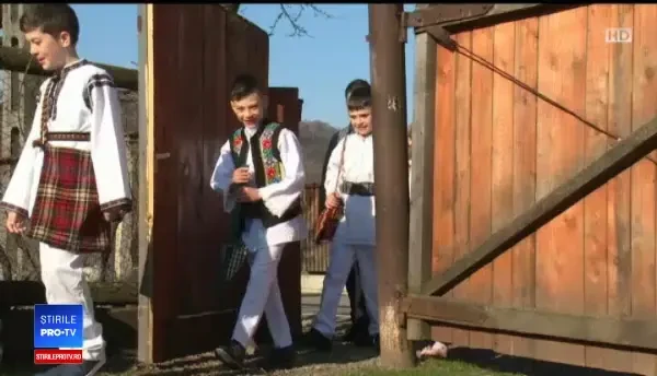 Copiii de pe Valea Bârgăului merg la colindat de ouă încondeiate, de Paște