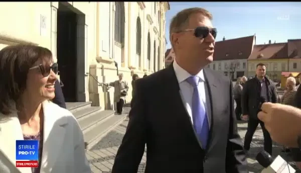 Klaus Iohannis şi soţia sa, la slujba de la Biserica Romano-Catolică Sfânta Treime din Sibiu. VIDEO