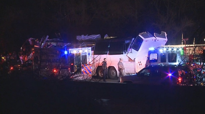 Patruzeci de persoane au fost rănite în SUA, după ce un autocar a intrat într-un pod