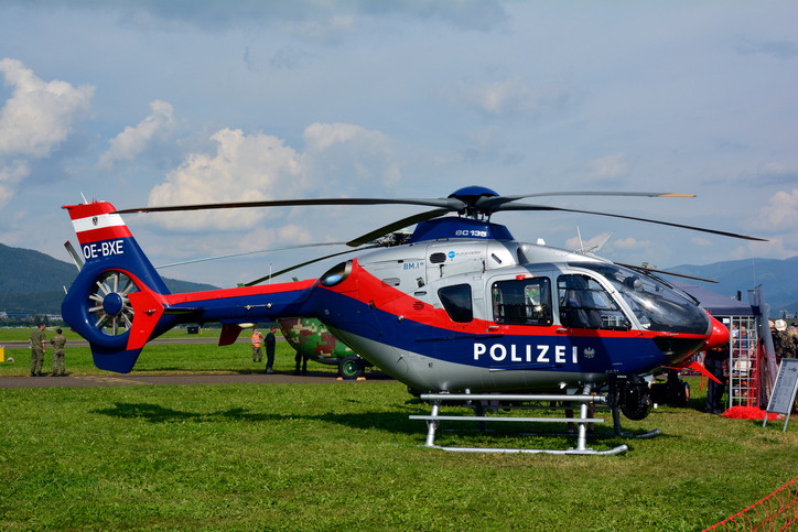 Români urmăriţi cu elicopterul după ce au jefuit un magazin de bricolaj din Austria