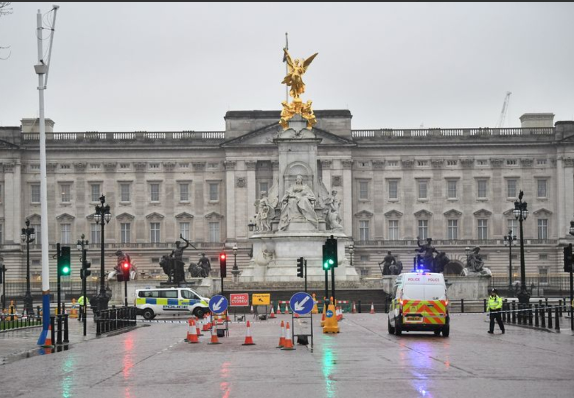 Alertă de securitate la Palatul Buckingham. Un bărbat a fost arestat