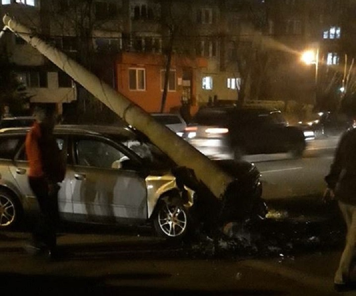 Un şofer a lovit 2 pietoni în Baia Mare şi s-a oprit doar într-un stâlp