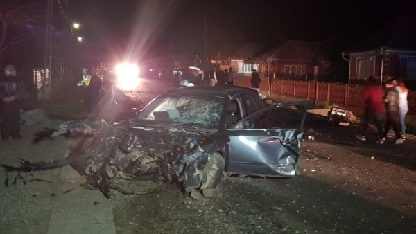 Accident cu 4 răniţi pe o şosea din Bistriţa. Una din victime, dusă de părinţi la spital