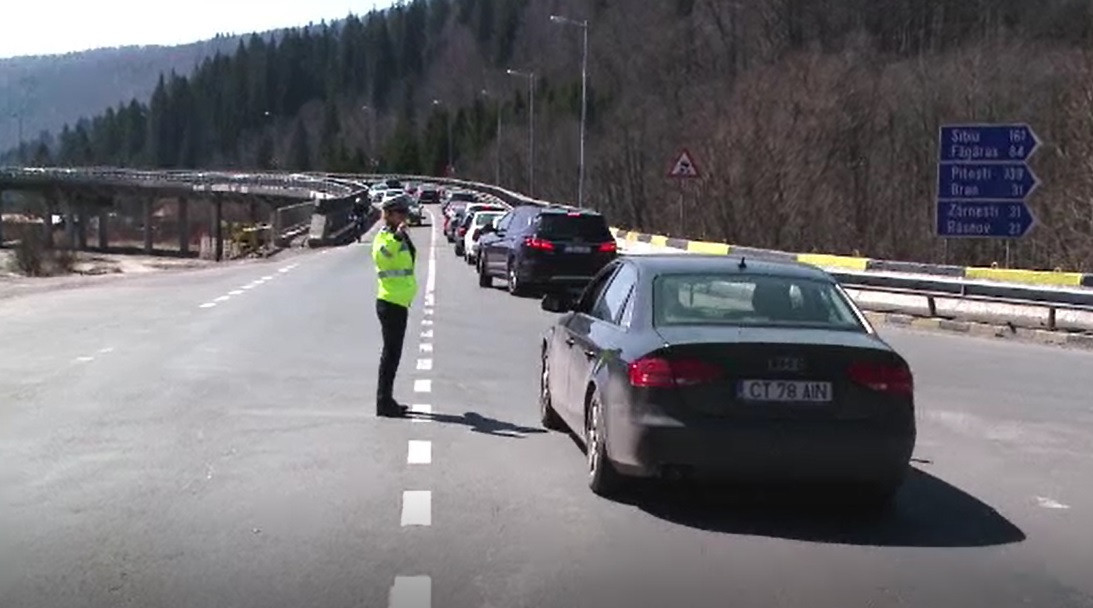 Polițiștii de pe DN 7 au observat un șofer de TIR care mergea haotic. Când l-au oprit au avut un șoc