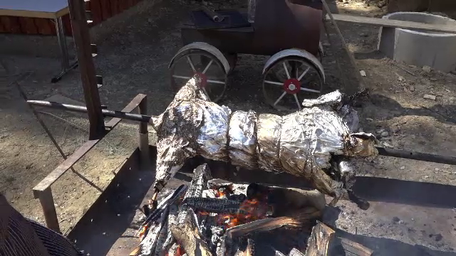 Pensiunile din Bucovina, pline de turiști, de Paște. Rețeta mielului pregătit 48 de ore