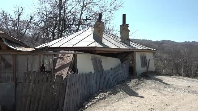 Un sat din Vrancea riscă să fie ras de pe faţa pământului din cauza alunecărilor de teren