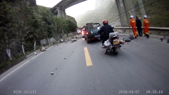 Bolovani, filmați în timp ce se desprind de pe un versant în China