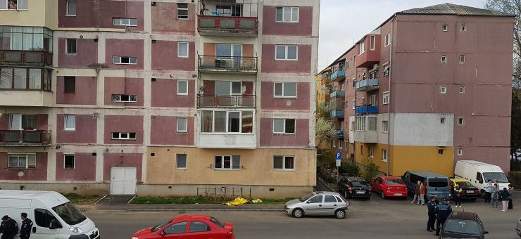 Adolescentă căzută de la etajul 4 în condiţii misterioase, în Satu Mare. Ce ar fi făcut înainte să moară