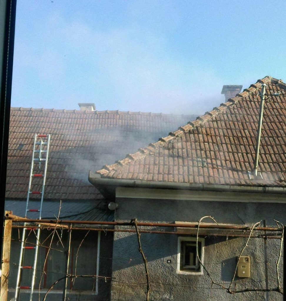 Bărbat salvat dintr-un incendiu de 2 jandarmi în timpul liber. Ce au scos apoi din casă