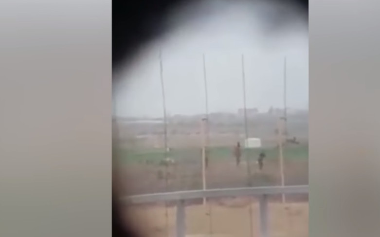 Momentul în care un lunetist israelian împușcă un palestinian, filmat și aplaudat