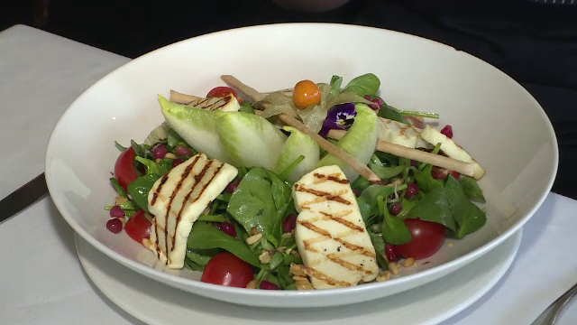 Idei pentru mese ușoare după Paște. Cum se prepară salata Halloumi