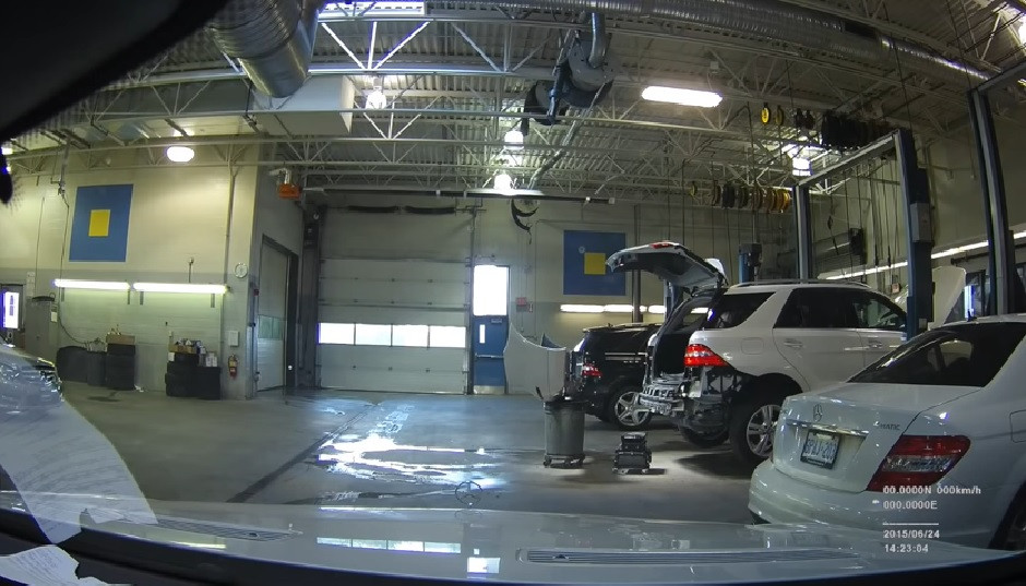 Și-a dus Mercedesul la service și a uitat camera de filmat deschisă. Ce a descoperit. VIDEO