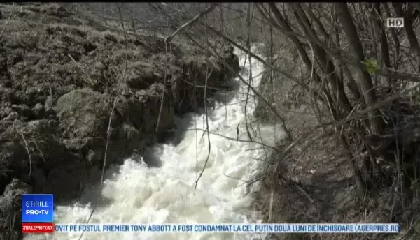 Un sat din Vrancea riscă să fie ras de pe faţa pământului din cauza alunecărilor de teren