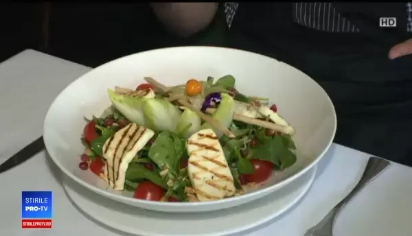 Idei pentru mese ușoare după Paște. Cum se prepară salata Halloumi