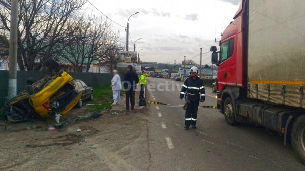 Impact violent între un TIR și 3 autoturisme, în Suceava. O persoană a murit, iar 4 au ajuns la spital