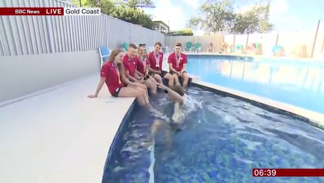 Momentul în care un reporter BBC cade în piscină în timpul unui interviu. VIDEO