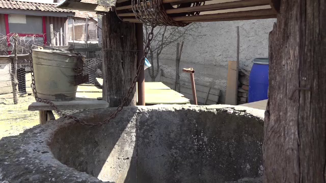 Preot din Cluj, găsit mort într-o fântână adâncă de 10 metri. O anchetă a fost deschisă