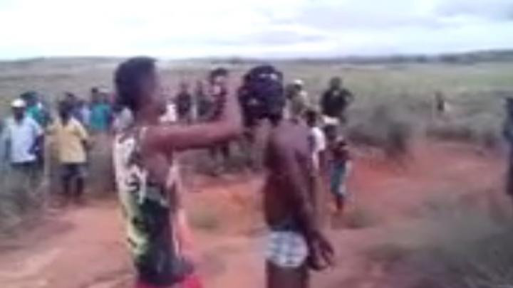 Bărbat linșat cu săbii și topoare de autoritățile locale, pentru că a furat mai multe vaci