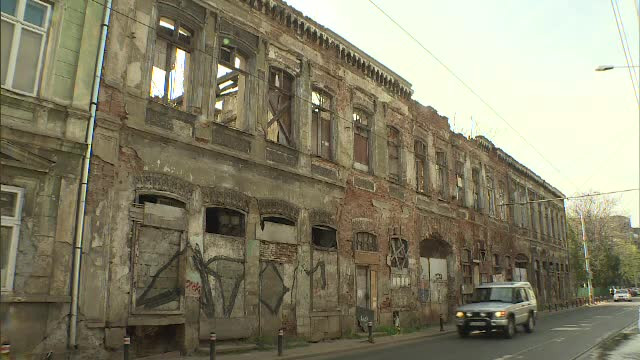 Din clădirile vechi cad pietre și burlane pe trotuare. Primăria amenință cu amenzi
