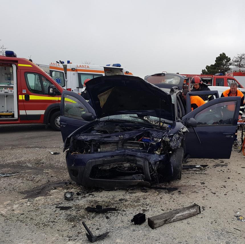Accident grav petrecut pe DN3, în care au fost implicate trei mașini. O persoană a murit