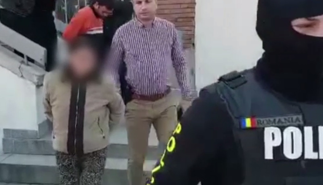 Mama care primea bani în schimbul abuzului sexual al copilului ei, arestată alături de agresori