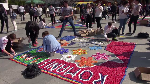 Mai mulți copii din Bacău ajută o fetiță bolnavă reciclând capace colorate