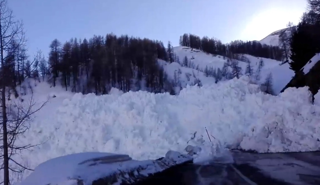 Avalanșă spectaculoasă filmată în estul Franței. VIDEO