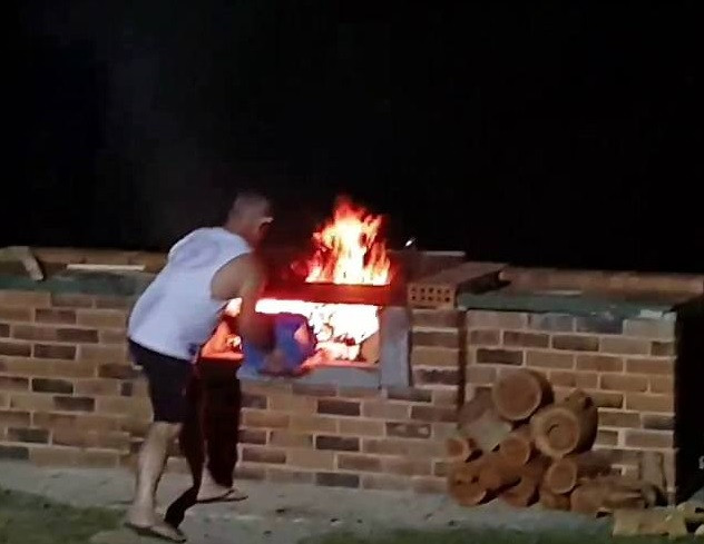 Momentul șocant în care un bărbat este înghițit de flăcările unui grătar. VIDEO