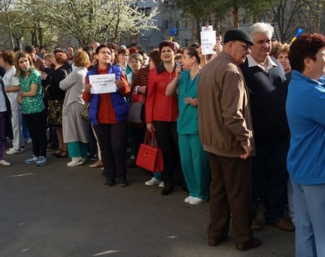 200 de angajaţi ai Spitalului Judeţean Tulcea au protestat faţă de scăderea veniturilor. VIDEO